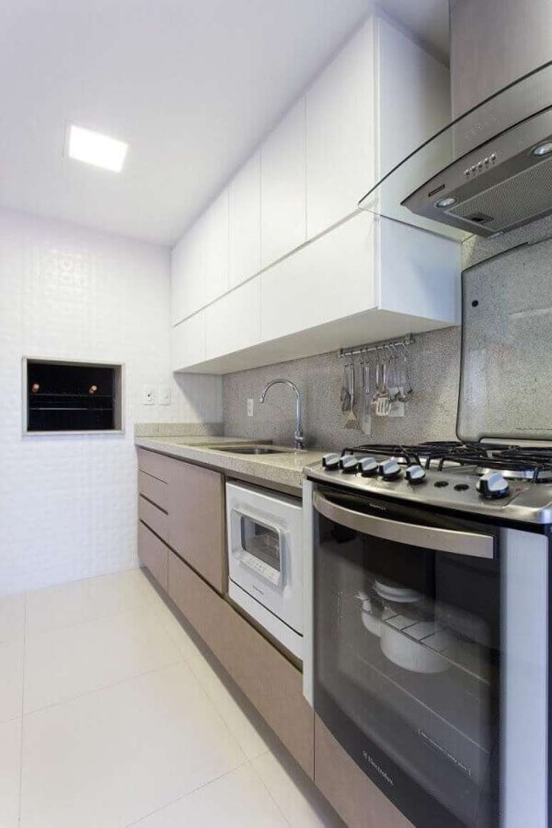 14. Decoração clean para cozinha planejada com bancada de granito – Foto: Homify