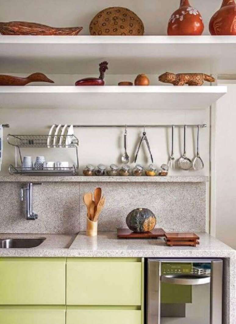 16. O granito branco é um ótimo revestimento para cozinha pequena – Foto: Design Forum