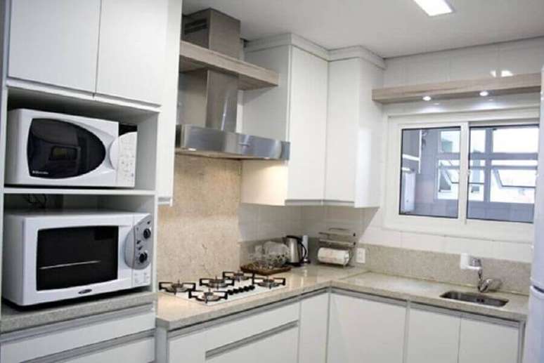 17. Cozinha pequena decorada com bancada de granito e armário branco – Foto: Marmoraria Alonso