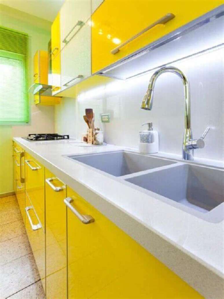 18. Cozinha planejada com arm&aacute;rio amarelo e bancada de granito branco &ndash; Foto: Air Freshener