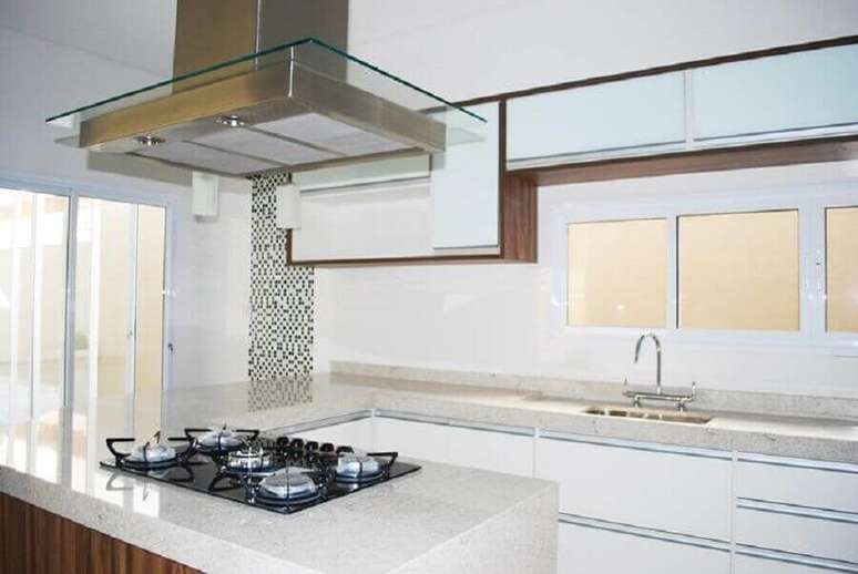 20. Decoração para cozinha planejada com ilha e bancada de granito com cooktop – Foto: Cotrimex