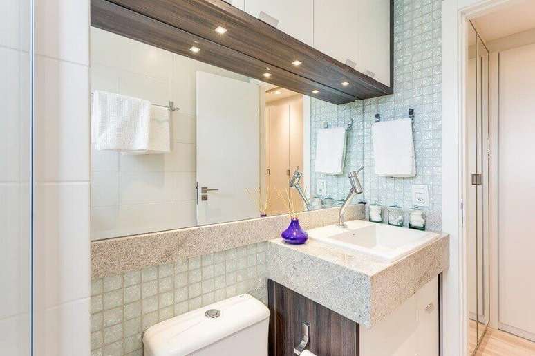 27. Decoração para banheiro pequeno com granito branco Polar – Foto: Pinterest