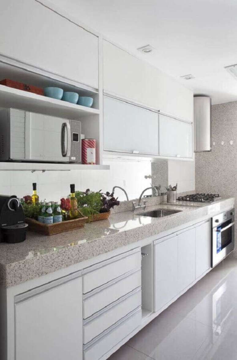 4. Decoração clean para cozinha com armário branco e granito branco siena – Foto: Jornal Diário