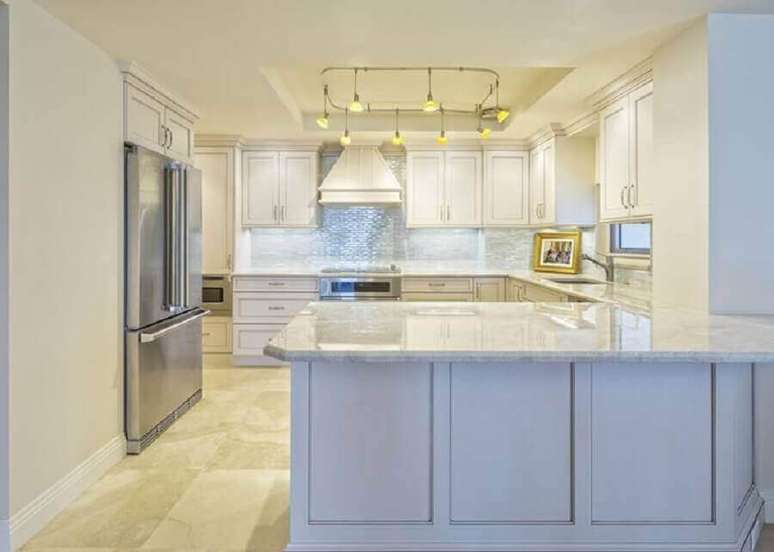 29. Decora&ccedil;&atilde;o clean para cozinha planejada com bancada de granito branco &ndash; Foto: Istock