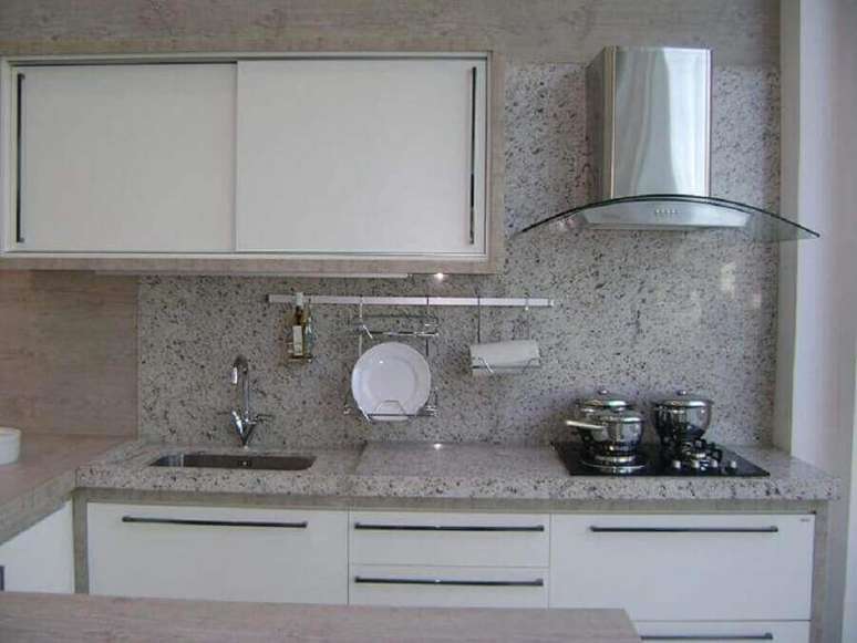 30. A cozinha pequena fica super charmosa com o granito branco Ceará – Foto: Marmorial