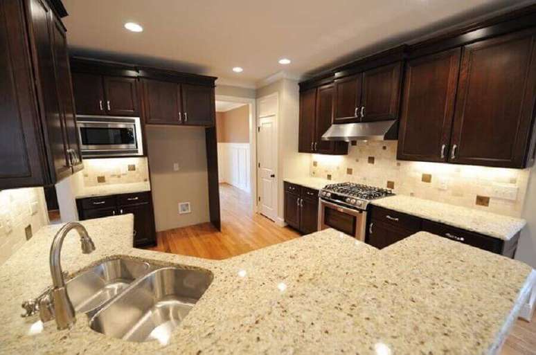 5. Decoração para cozinha com granito branco Dallas e armário marrom – Foto: Istock