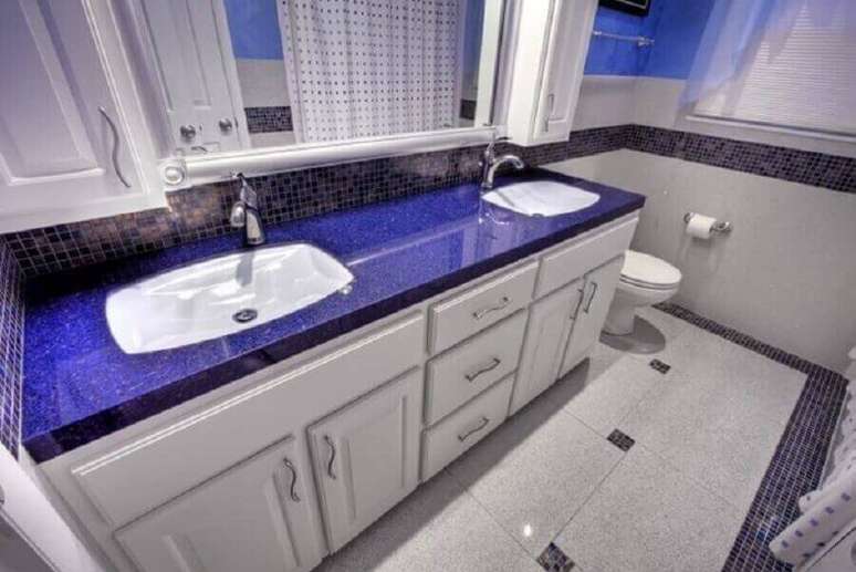 32. O granito branco tamb&eacute;m pode ser usado como piso &ndash; Foto: Granite Transformations