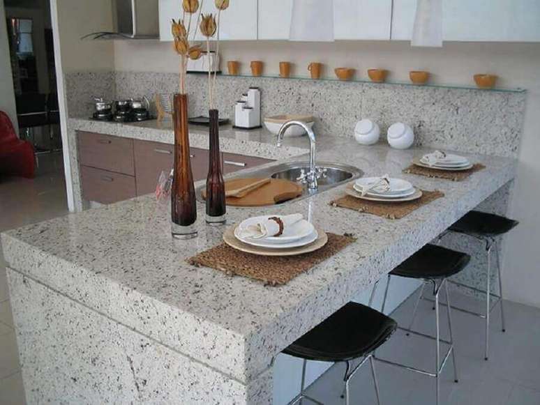 36. Decoração de cozinha planejada com granito branco polar – Foto: Perfect Mármores e Granitos