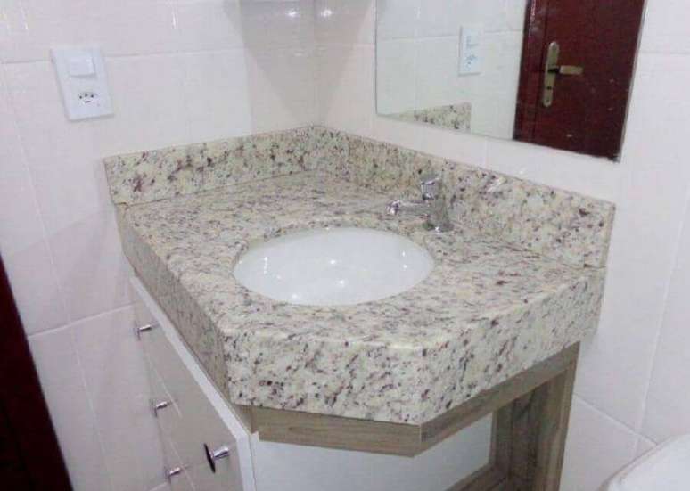 42. Granito branco Ceará para bancada pequena de banheiro – Foto: Grupo Domelli