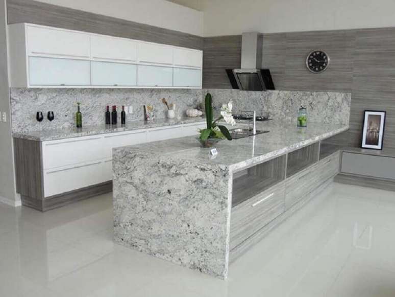 46. Granito branco para decoração de cozinha ampla com ilha – Foto: Gran Ramos