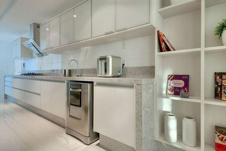 48. Decora&ccedil;&atilde;o para cozinha planejada toda branca com bancada de granito branco Cear&aacute; &ndash; Foto: Correta Retiro