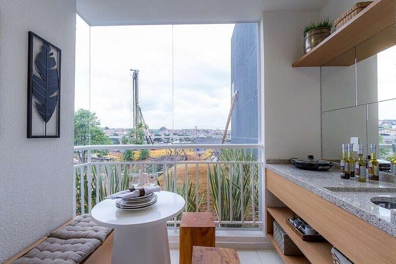 8. Decora&ccedil;&atilde;o para varanda gourmet com granito branco Cear&aacute; &ndash; Foto: IDEA Brasil