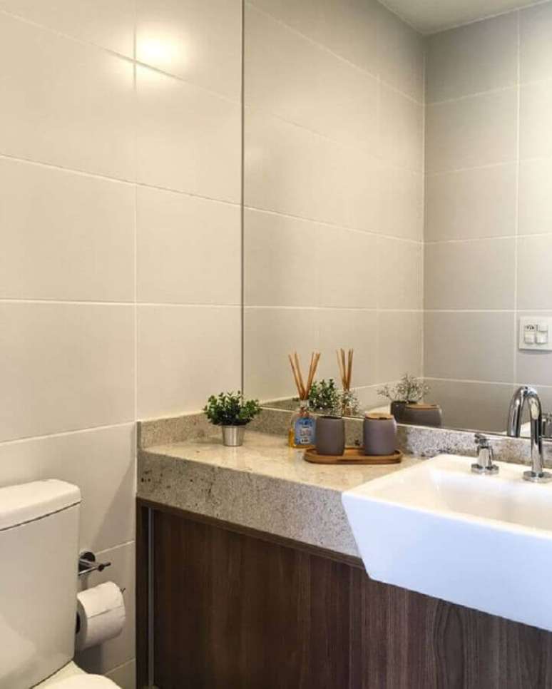 50. Granito branco Dallas para decoração de banheiro com armário de madeira – Foto: Pinterest