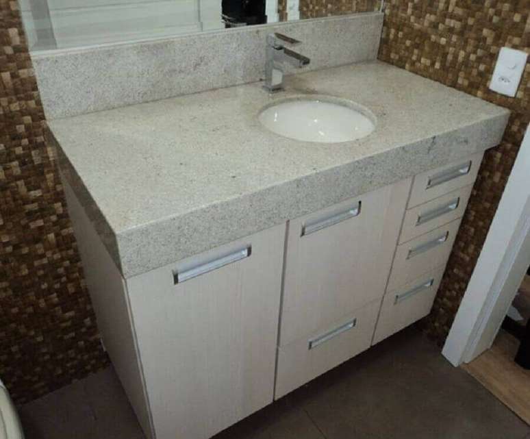 52. Granito branco Ita&uacute;nas para banheiro simples decorado com revestimento de pastilhas marrons &ndash; Foto: Grupo Comelli