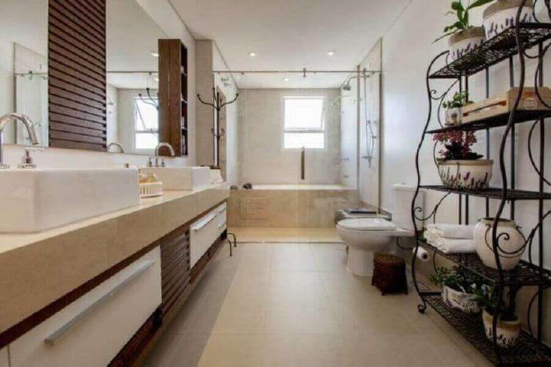 54. Decoração para banheiro amplo com banheira e bancada de granito branco marfim – Foto: Arquitetura 8