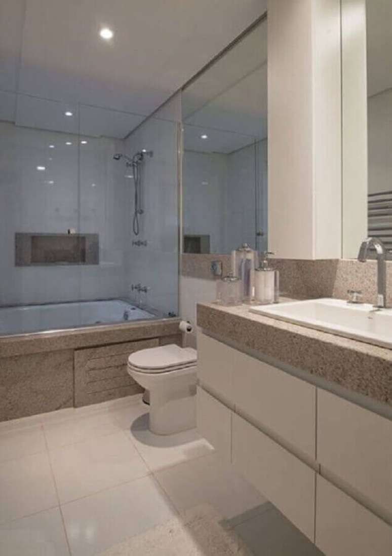 67. Decoração para banheiro com banheira e granito branco Siena – Foto: Assetproject