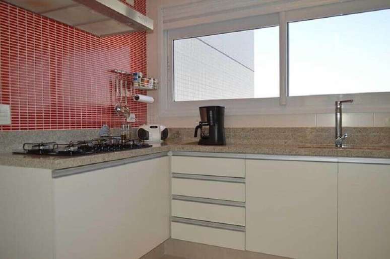 68. Decoração para cozinha com azulejo vermelho e bancada de granito branco Siena – Foto: Fabiana Rosello