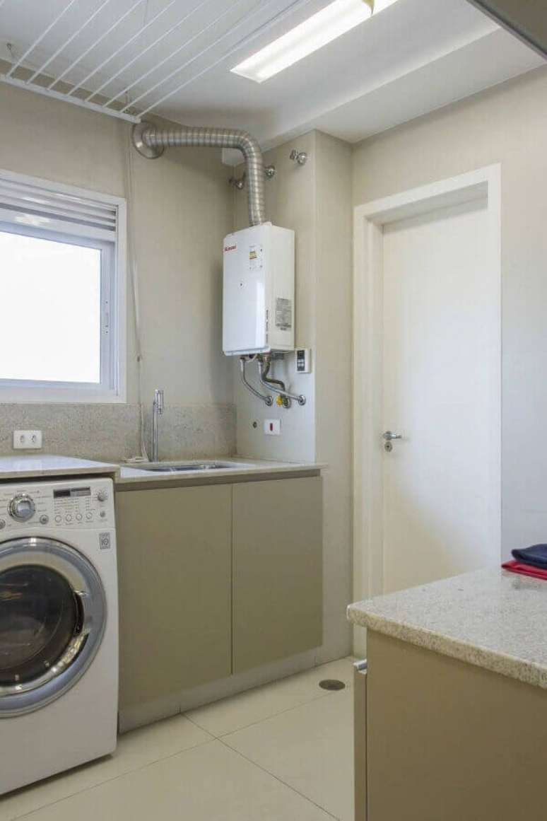 69. Lavanderia planejada com granito branco na bancada &ndash; Foto: Pinterest