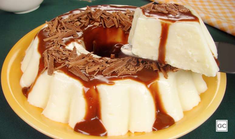 5. Manjar com calda de chocolate: a calda de chocolate escorrendo por esse manjar é irresistível, dê uma olhada! |