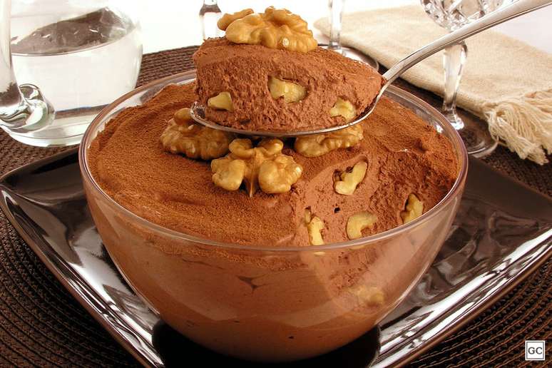 Mousse trufada de chocolate meio amargo com nozes