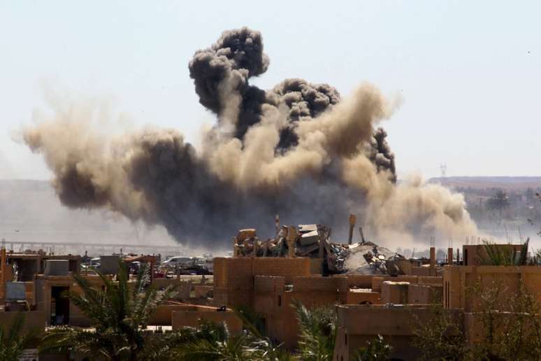 Fumaça emerge de último território do Estado Islâmico em Baghouz, Síria
18/03/2019
REUTERS/Stringer