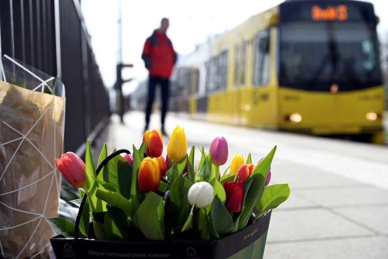 Flores depositadas em local de ataque a tiros em Utrecht, na Holanda
19/03/2019
REUTERS/Piroschka van de Wouw