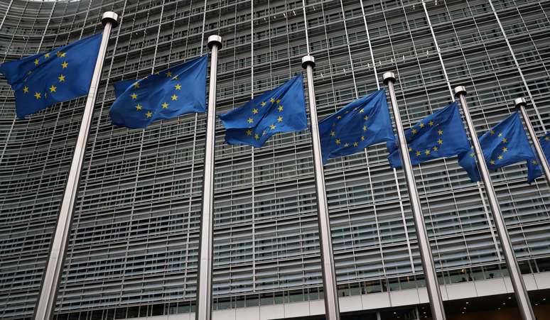 Bandeiras da União Europeia na frente da sede da Comissão Europeia em Bruxelas, na Bélgica
06/03/2019
REUTERS/Yves Herman 