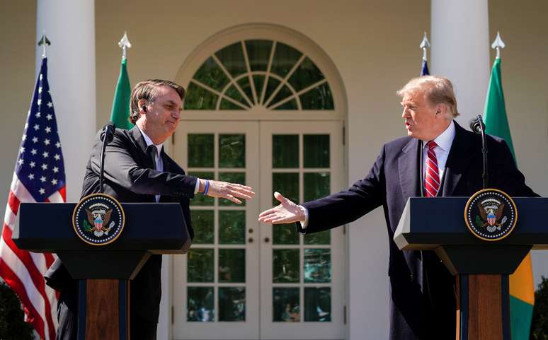 Presidente Jair Bolsonaro cumprimenta o presidente dos EUA, Donald Trump, durante encontro na Casa Branca
19/03/2019
REUTERS/Kevin Lamarque