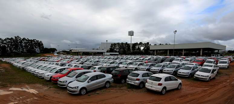 Carros novos em p&aacute;tio da f&aacute;brica da Volkswagen em Taubat&eacute;
