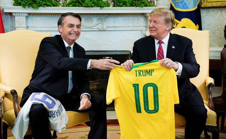 Bolsonaro entrega camisa da Seleção Brasileira ao presidente dos EUA,  Donald Trump