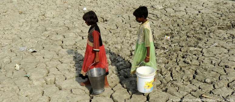 Crianças vão buscar água durante um período de seca na Índia