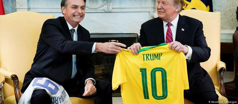 Na Casa Branca, Bolsonaro e Trump trocaram camisas oficiais das seleções de futebol dos dois países