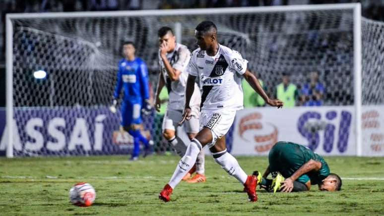 Abner fez a sua estreia oficial com a camisa da Ponte na vitória diante do Guarani (Foto: PontePress/ÁlvaroJr)