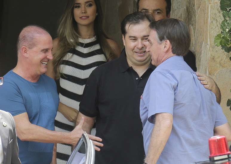 Ministro da Casa Civil, Onyx Lorenzonni, cumprimenta o presidente Jair Bolsonaro, ao lado do presidente da Câmara, Rodrigo Maia