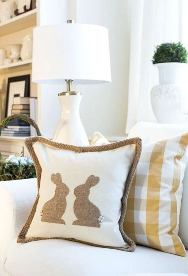 3- As almofadas com aplicação de coelhos em tecido contrastante é uma das ideias para Páscoa. Fonte: Pinterest