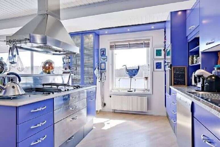 23. Decoração moderna para cozinha com armário azul royal – Foto: The Norbandys
