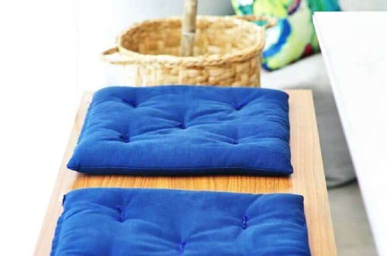 22. As almofadas também podem levar um toque de azul royal para a decoração – Foto: Condecorar