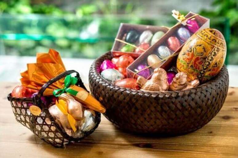 13- A cesta de Páscoa com bombons tem formatos de cenoura, coelho e ovos. Fonte: Fashion Bubbles