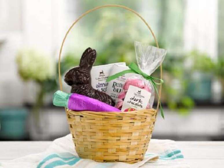 15- A cesta de Páscoa em vime pode ser em fibra natural pintada ou revestida com tecido. Fonte: Lake Champlain Chocolates