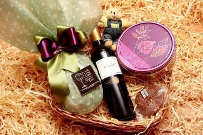 20- A cesta de Páscoa para adulto contém vinho, brownies, ovo de chocolate e bolachas. Fonte: Fashion Bubbles
