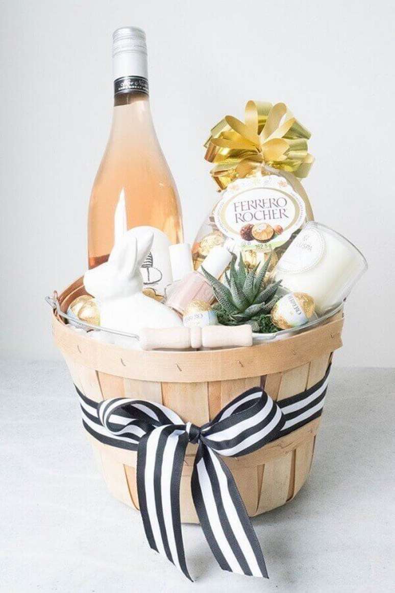 23- A cesta de Páscoa para adulto tem vinho, bombons e outros produtos diferenciados. Fonte: Casa e Festa