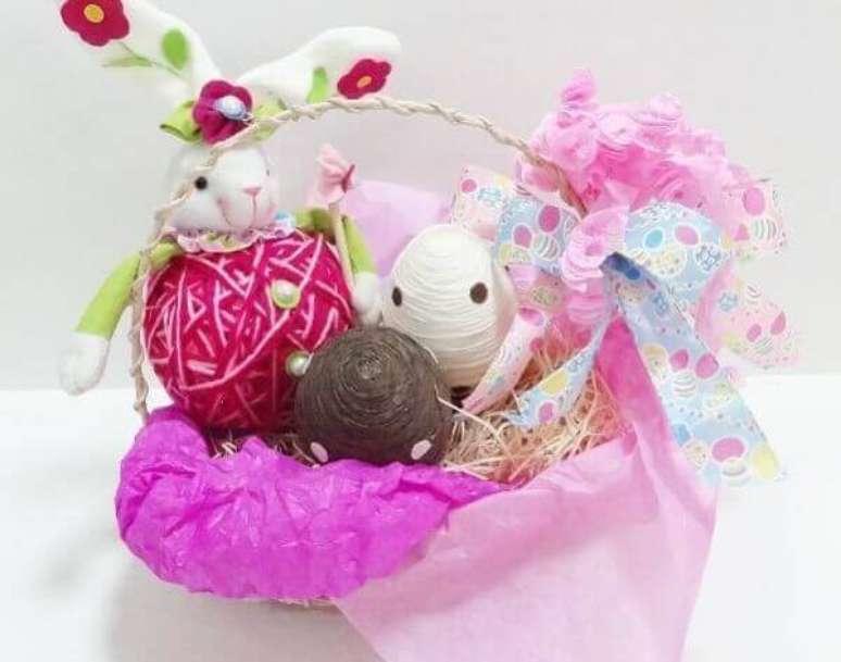 25- Os ovos brancos e pretos decoram a cesta de Páscoa com coelhinho em tecido. Fonte: Casa e Festa