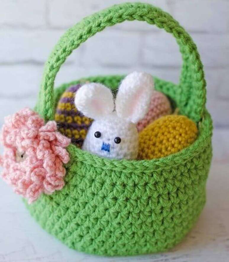 27- A cesta de Páscoa de crochê tem coelho e ovos tecidos com linhas coloridas. Fonte: Casa e Festa