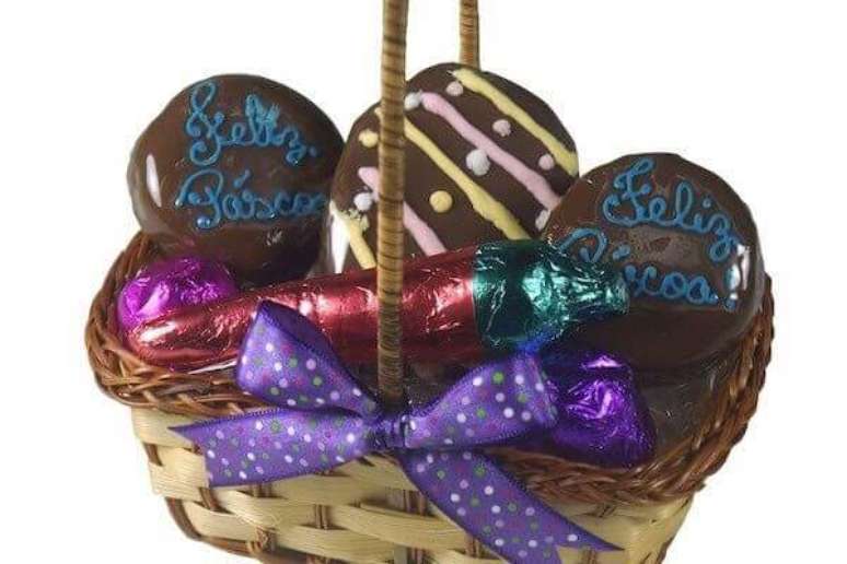 28- A pequena cesta de Páscoa tem pães de mel e chocolates embalados com papeis coloridos. Fonte: The Bakers
