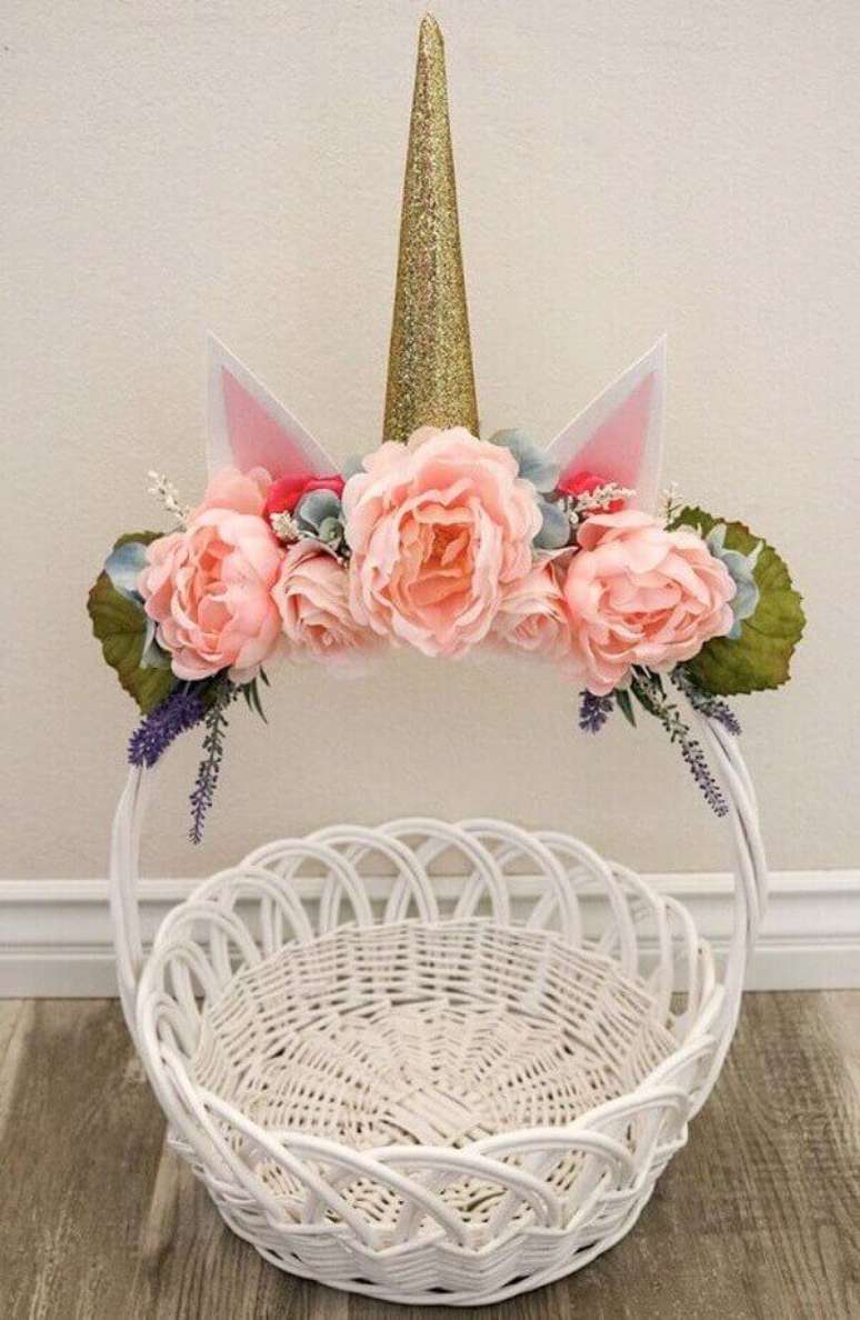 31- A cesta de Páscoa de unicórnio tem flores enfeitando a alça. Fonte: Casa e Festa