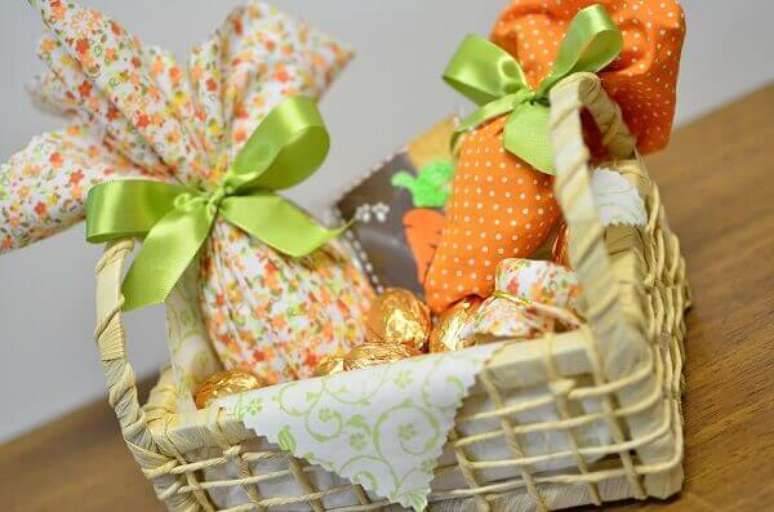 41- A cesta de Páscoa tem os doces embalados em tecido colorido. Fonte: 10 e 15
