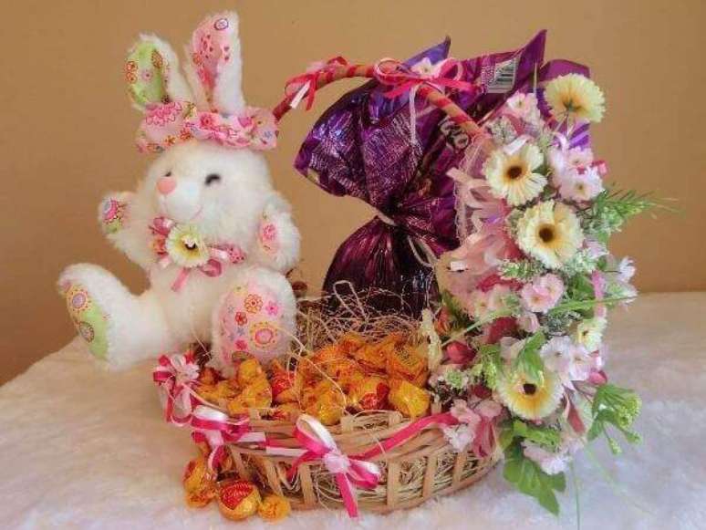 43- A cesta de Páscoa, o coelho e o ovo dividem o espaço com bombons soltos. Fonte: Casa e Festa
