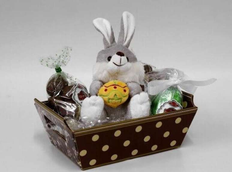 44- A cesta de Páscoa para adultos também podem ter bichos de pelúcia e ovo de chocolate. Fonte: Casa e Festa