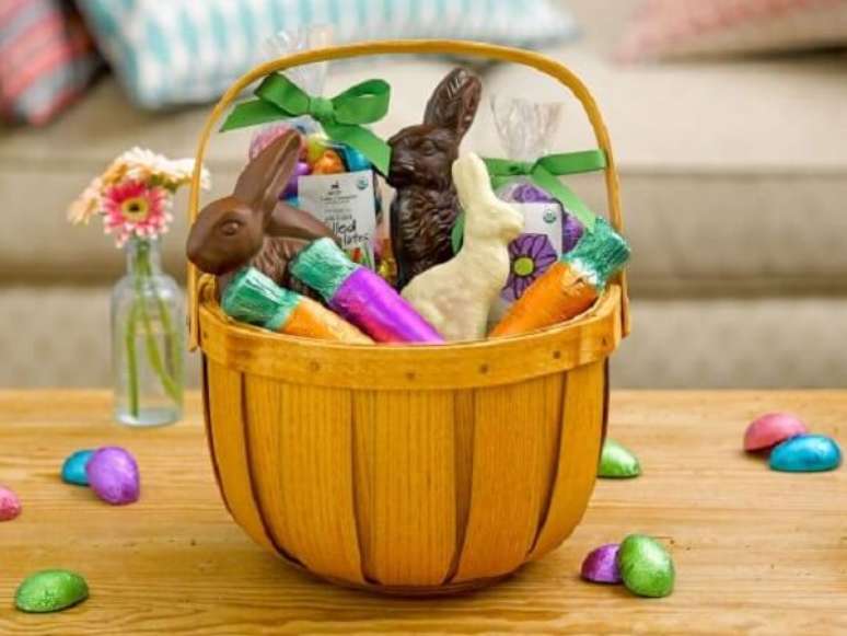 47- A mesa da sala de estar foi enfeitada com cesta de Páscoa com coelhos de chocolate branco e preto. Fonte: Lake Champlain Chocolates