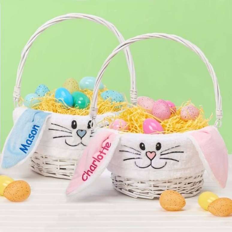 49- A cesta de Páscoa foi enfeitada com tecido das mesmas cores dos ovos. Fonte: Dibsies Personalization Station